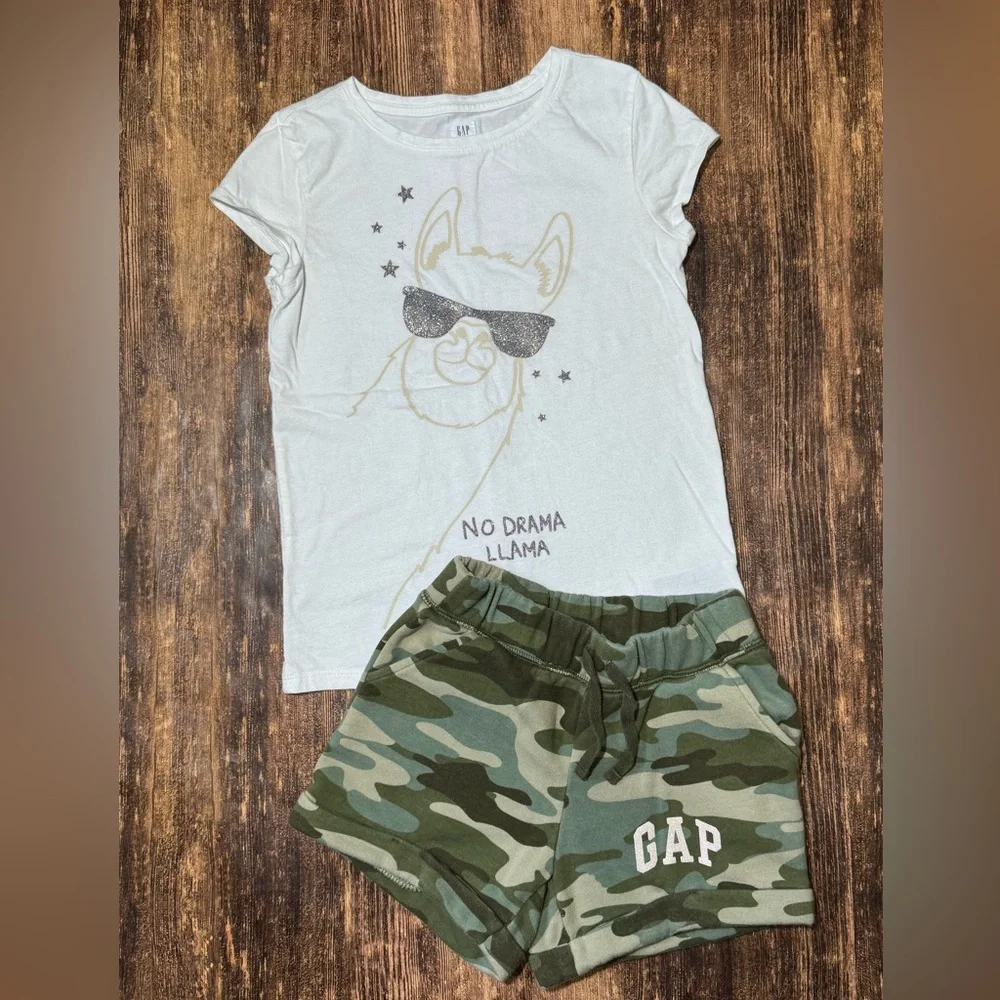 GAP Llama T-Shirt and Camo Shorts Set size 8/10 - Picture 1 of 3